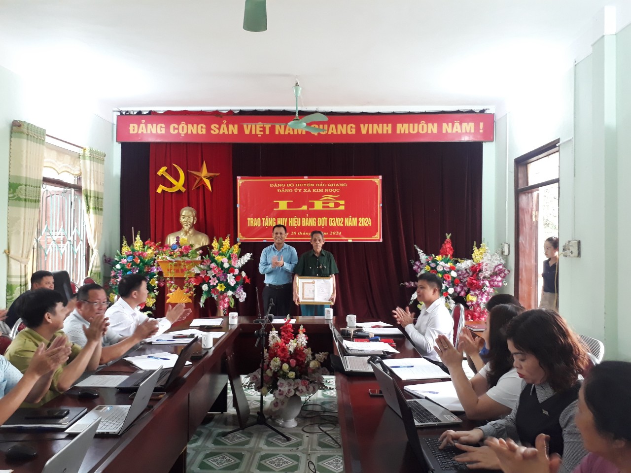 Đảng bộ xã Kim Ngọc tổ chức Lễ trao tặng Huy hiệu Đảng đợt mùng 03/2/2024