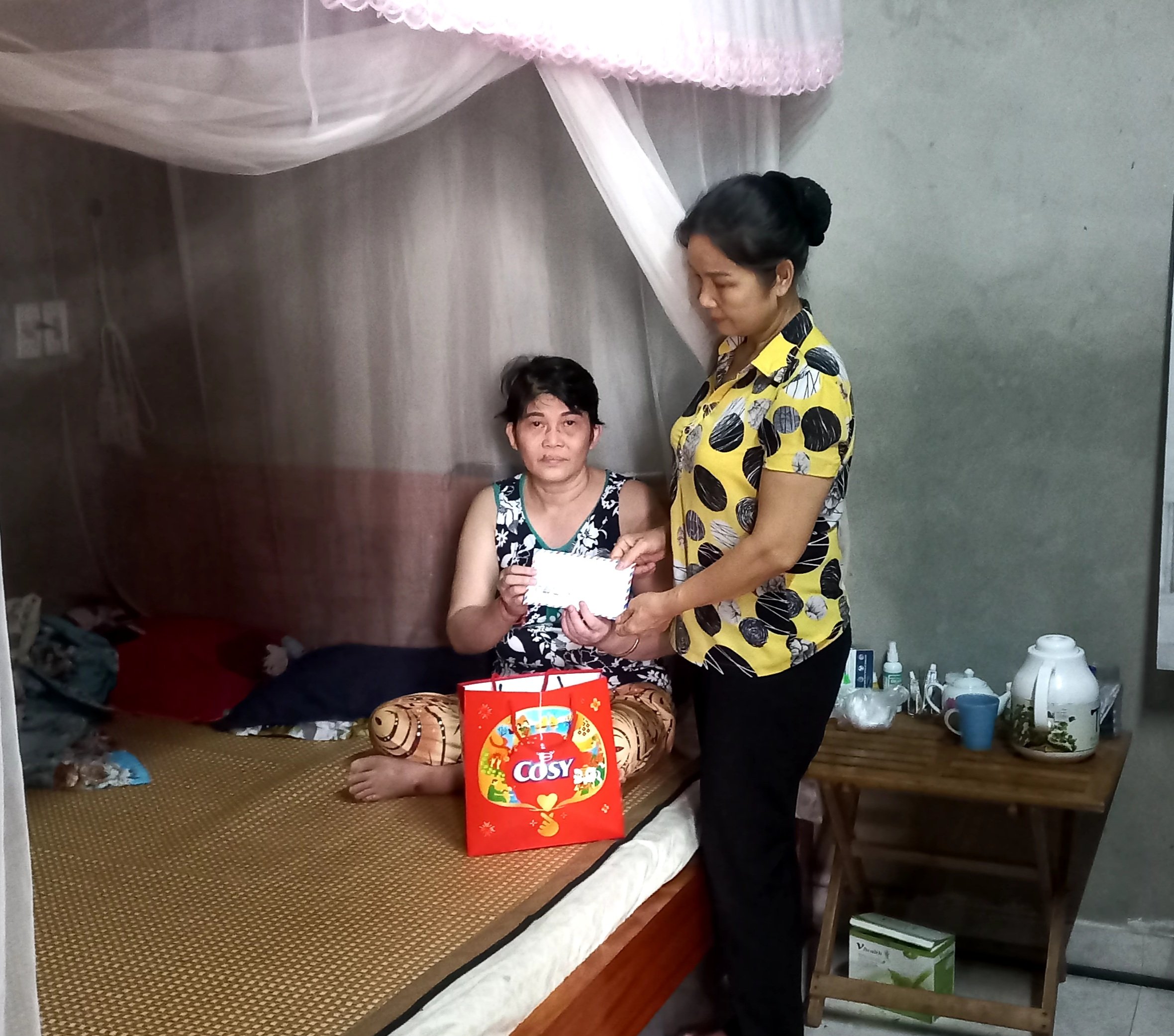 Hội Liên hiệp phụ nữ xã Kim Ngọc tổ chức thăm hỏi, giúp đỡ gia đình thương binh, liệt sỹ.
